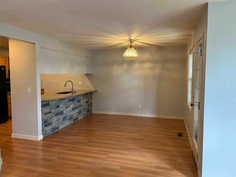 Building Photo - 8207 N Ridgewood Dr