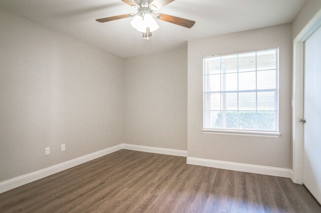 Building Photo - NEWLY UPDATED 2 bedroom 2 bath condo for r...