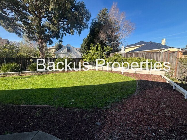 Building Photo - Great two-bedroom home at end of cul-de-sac