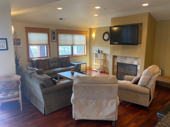 Building Photo - 2 bedroom Whitefish Condo with views and walking distance to City Beach!