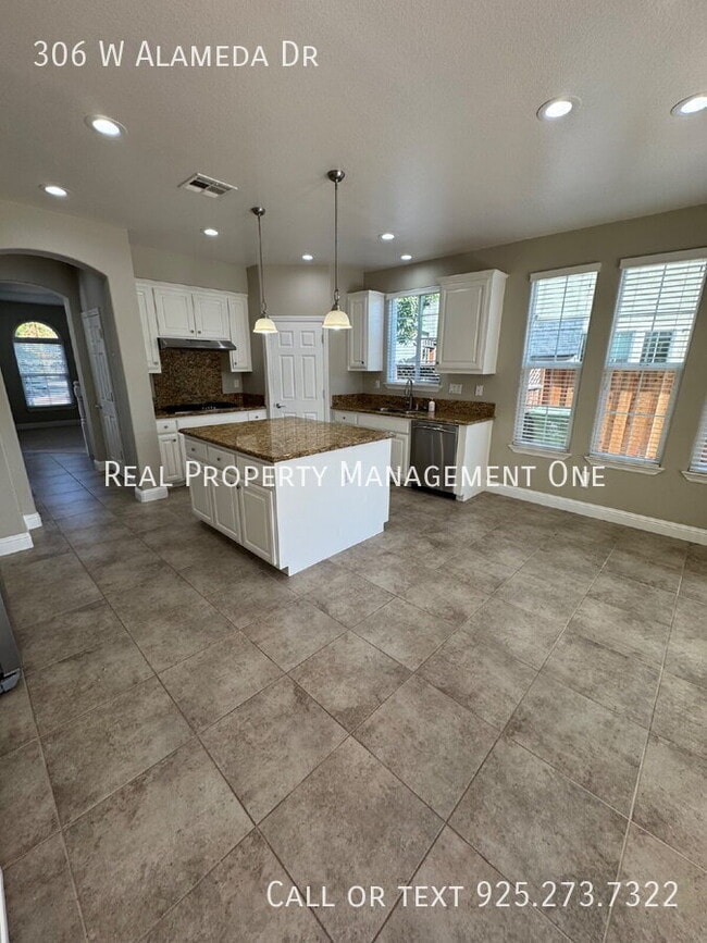 Building Photo - 306 W Alameda Dr