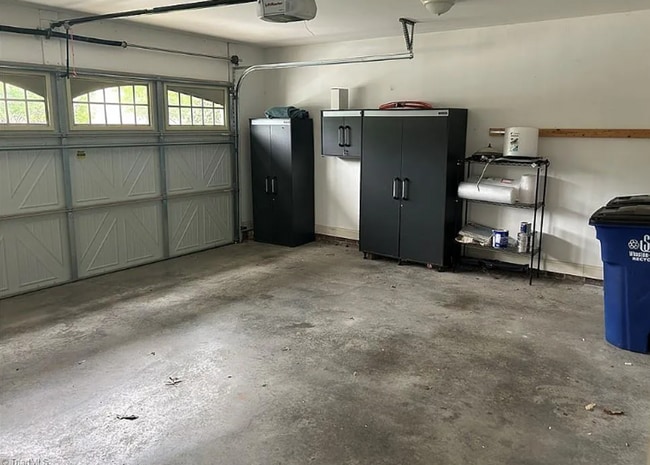 Building Photo - Spacious & Stylish 3 Bedroom, 2 1/2 Bathro...