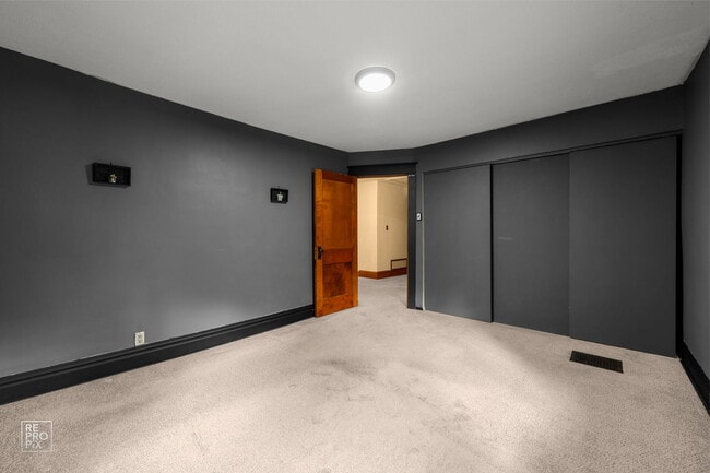 Building Photo - 534 Palace St