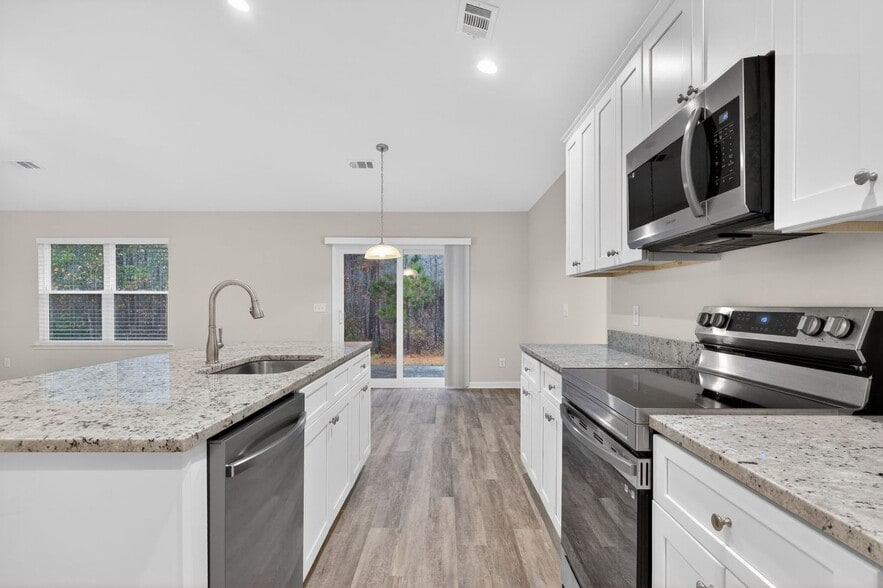 Building Photo - 245 Cromer St