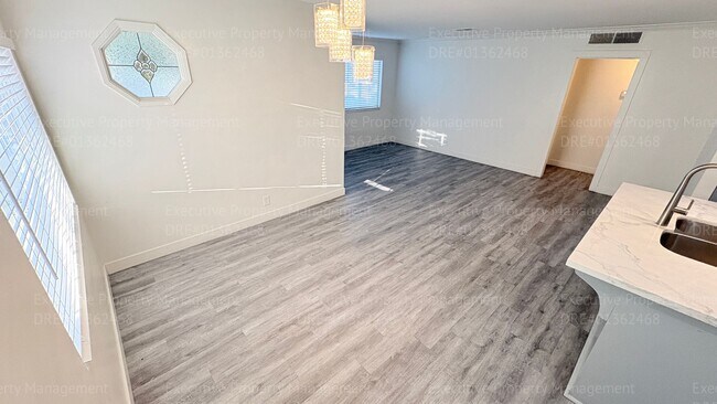 Building Photo - 2238 Lindora St