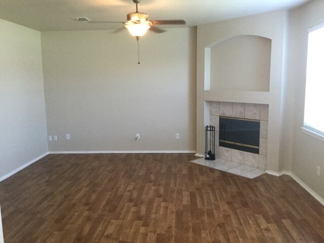Building Photo - 1112 Roundhouse Dr