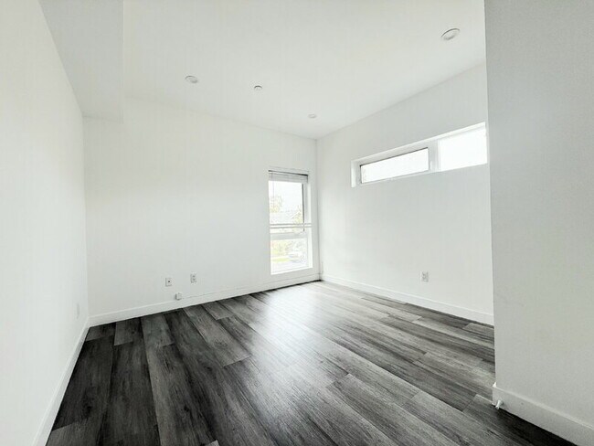Building Photo - 1260 1/2 Leighton Avenue