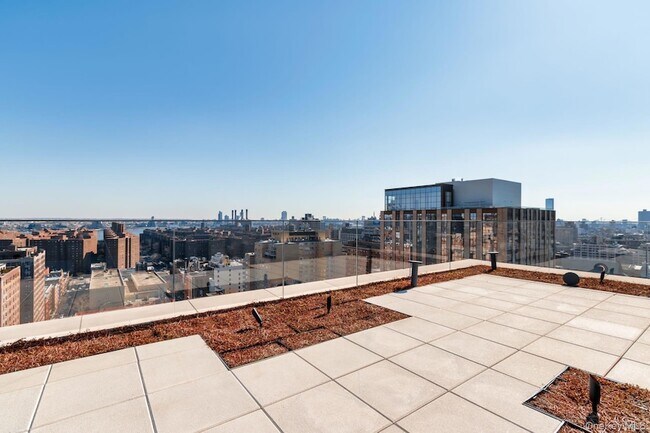 Building Photo - 200 E 21st St