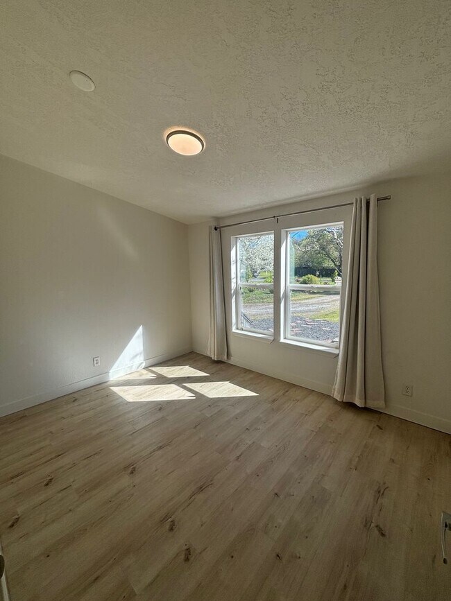 Building Photo - Single Level 3 Bedroom 2 Bathroom Home located just minutes from both Windsor and Larkfield w/ Ut...