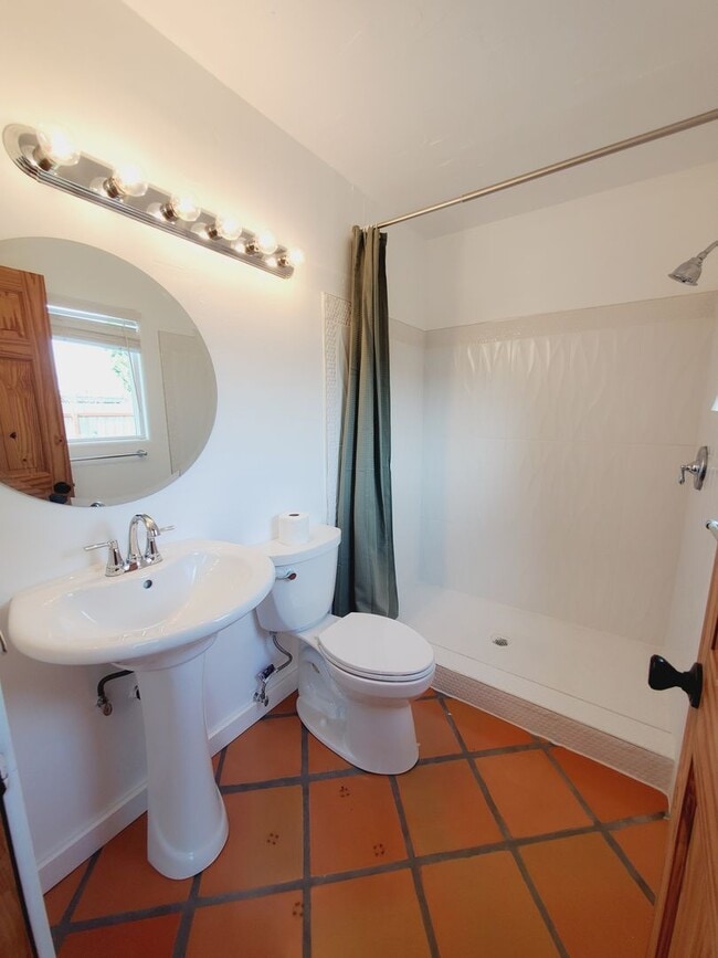 Building Photo - North Oxnard Lovely Home For Rent 3 Bedrooms and 2 bathrooms