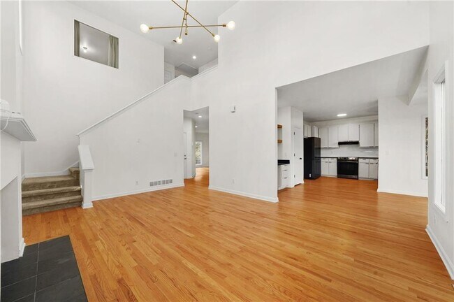 Building Photo - 1086 Pine Grove Ave NE