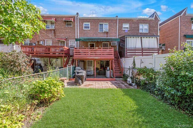 Building Photo - 2433 Young Ave