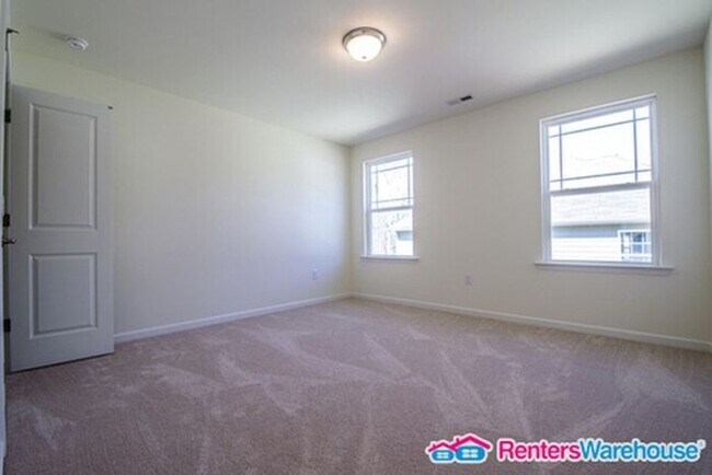 Building Photo - Spacious open floorplan!!