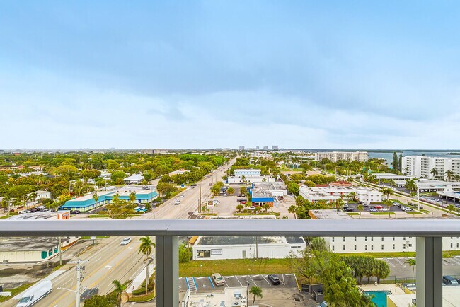 Building Photo - 220 Lake Shore Dr