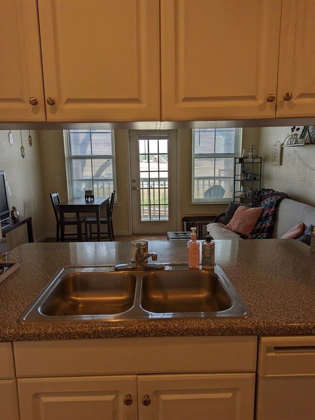 Building Photo - Available Now! 1 bedroom, 1 bath Condo in ...