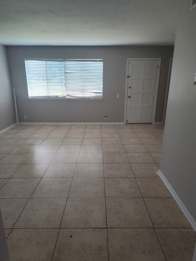 Building Photo - 409 Lakebend Pl
