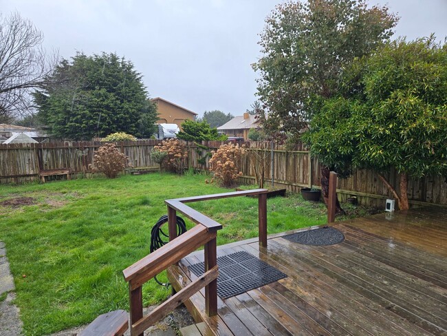 Building Photo - 3BR Northern McKinleyville home is close t...