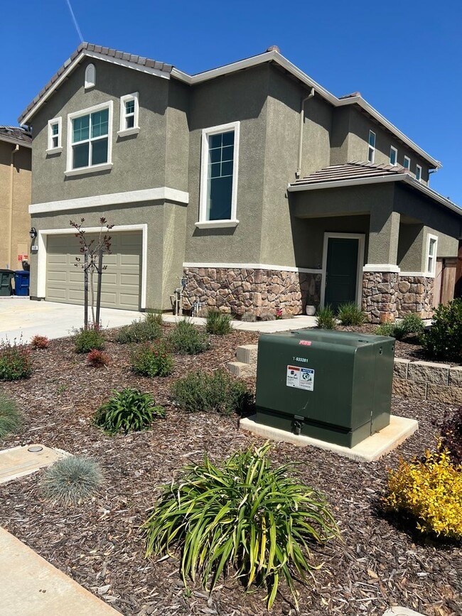 Building Photo - Castle Oaks Home