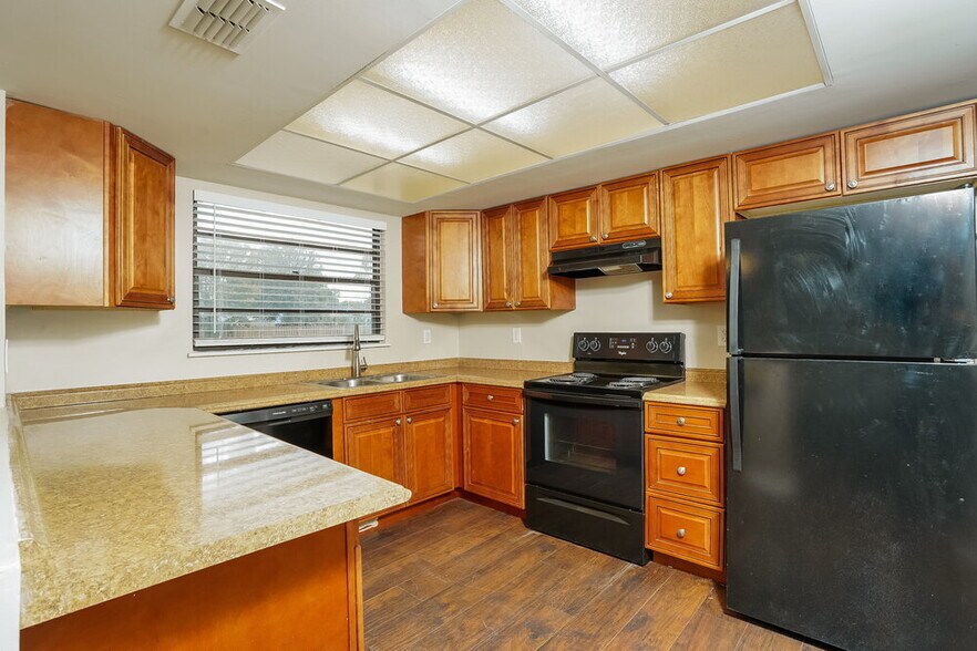 Building Photo - 452 SW Sansom Ln