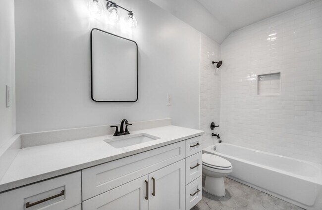 Building Photo - Modern Comfort + Extra Space — Beautiful 3BR/2.5BA Home on Foster Ave!