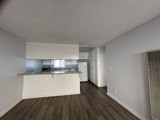 Building Photo - Spacious + Bright Upstairs 1 Bed + 1 Bath