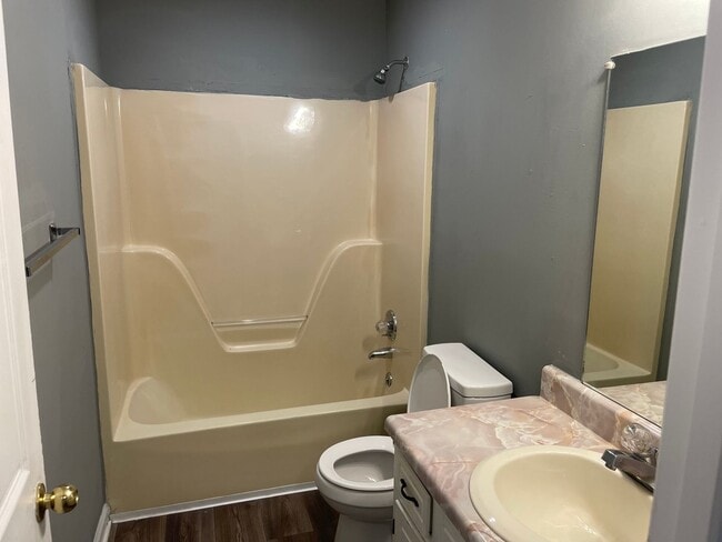 Building Photo - Cozy Townhome