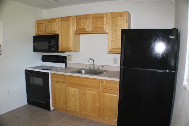 Building Photo - 2 Bed Home in Quiet Neighborhood