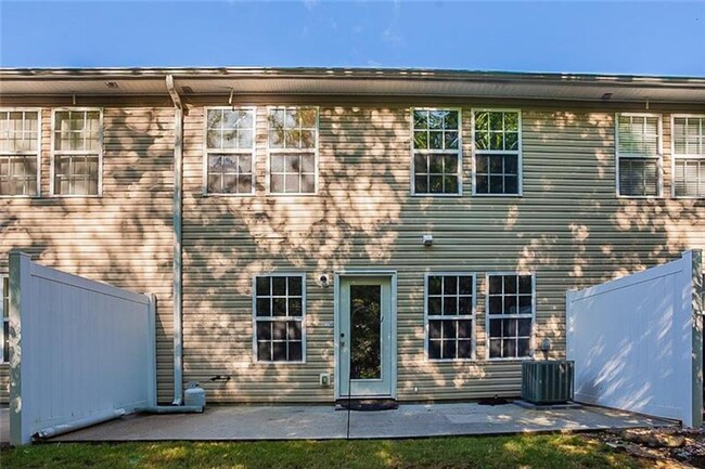 Building Photo - Spacious townhome minutes from Midtown Atl...