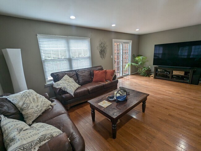 Building Photo - Beautiful 3 level END UNIT townhouse that ...