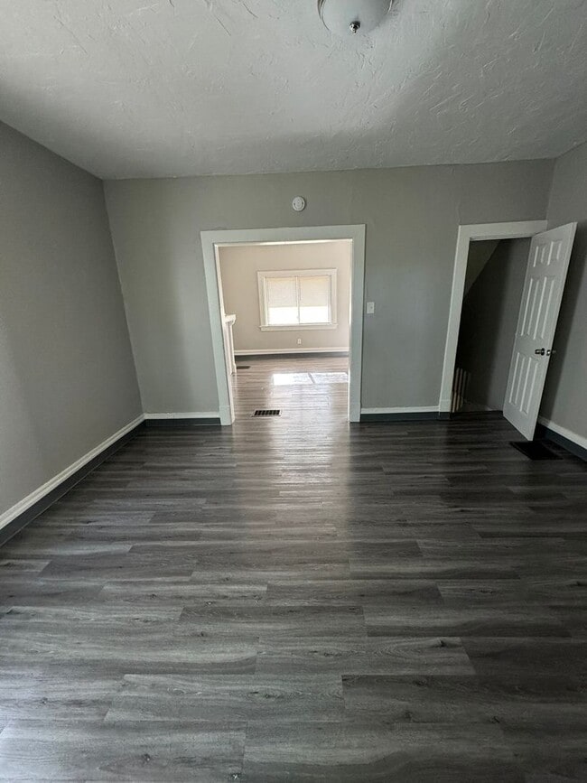 Building Photo - Lovely Two Bedroom Townhome