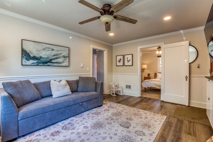 Building Photo - 214 Ave F