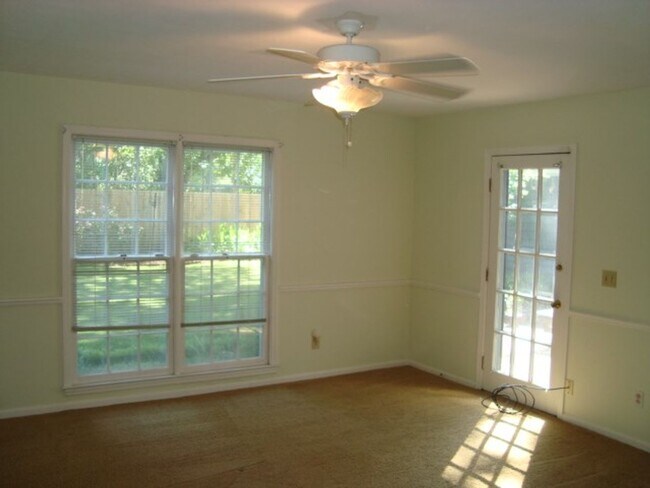 Building Photo - 4 Bedroom 2.5 Bath Home available to rent!