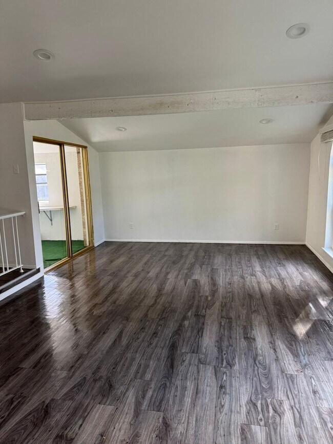 Building Photo - 3338 Country Club Dr