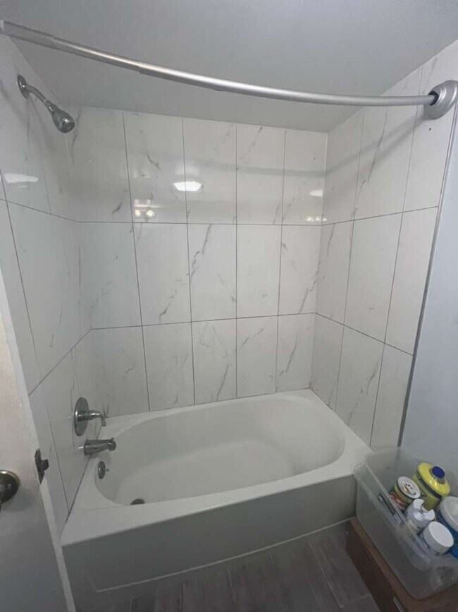 Building Photo - Lake Grove