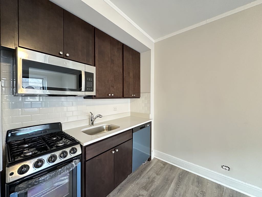Building Photo - 3335 W Diversey Ave