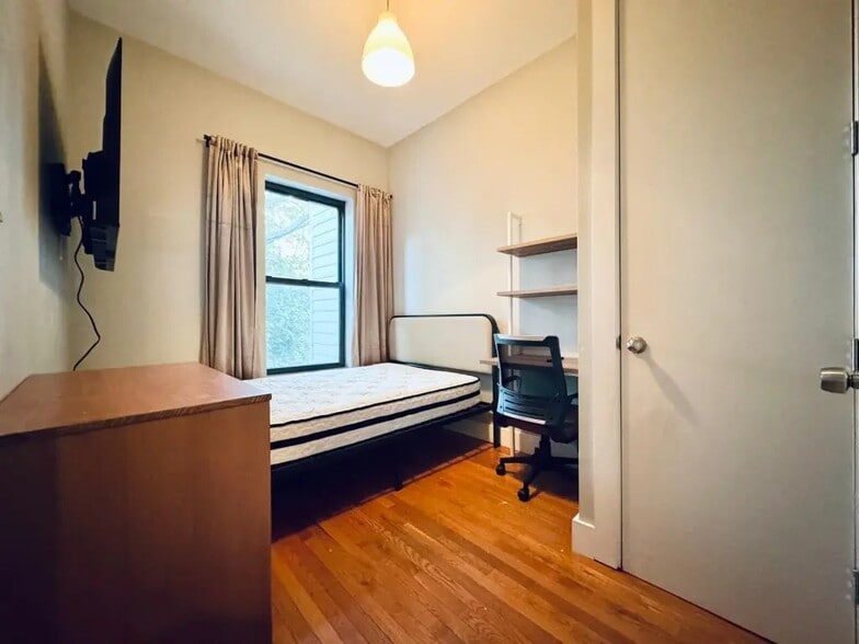 Building Photo - Furnished room/NOT APARTMENT