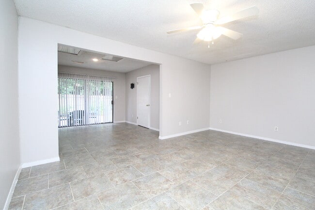 Building Photo - Updated 2BR/1.5BA End-Unit Townhome Near N...