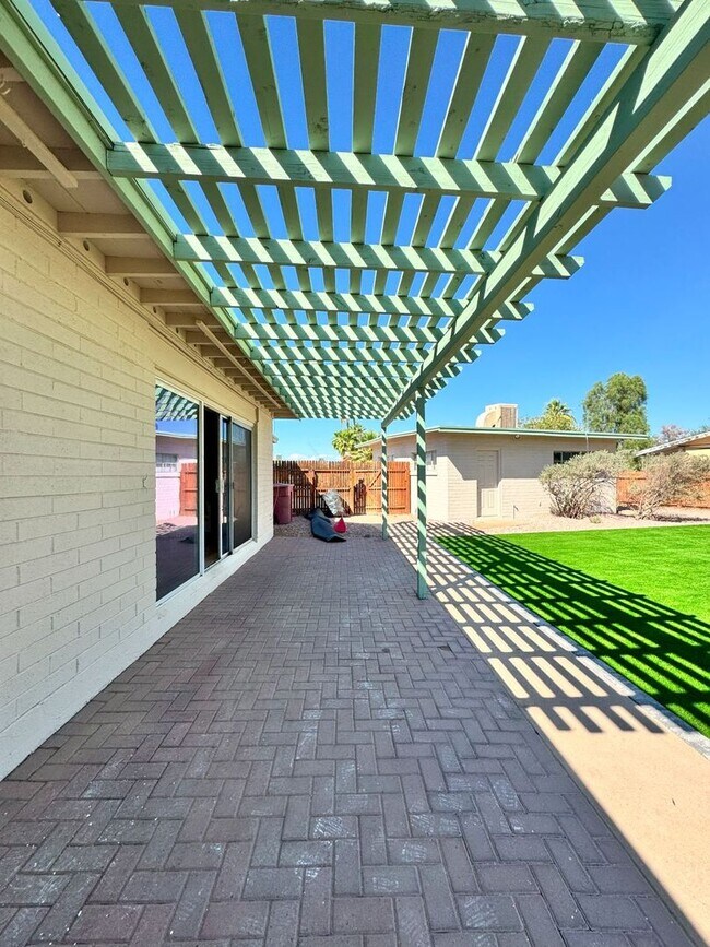 Building Photo - South Scottsdale huge corner lot 3 bedroom...