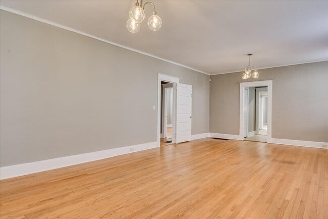 Building Photo - 933 Russell St