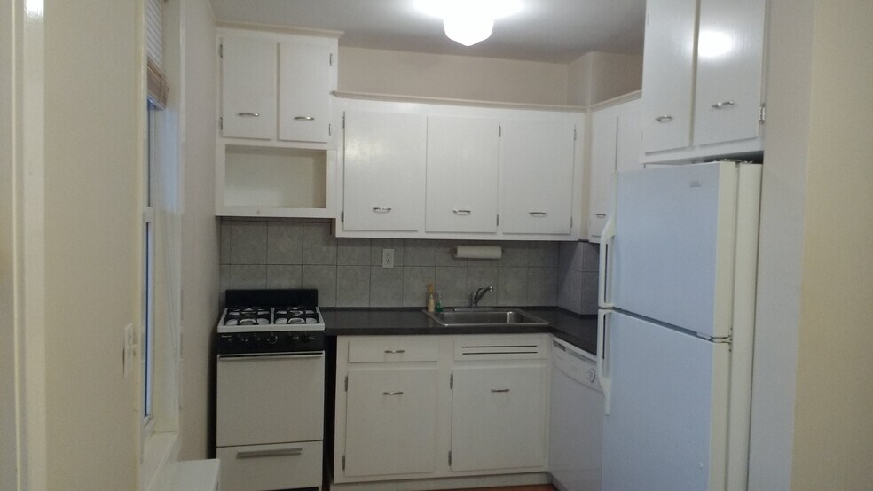 Kitchen - 700 Summer St