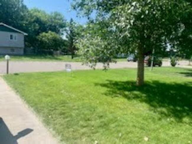 Building Photo - Spacious Heights 3 Bed!