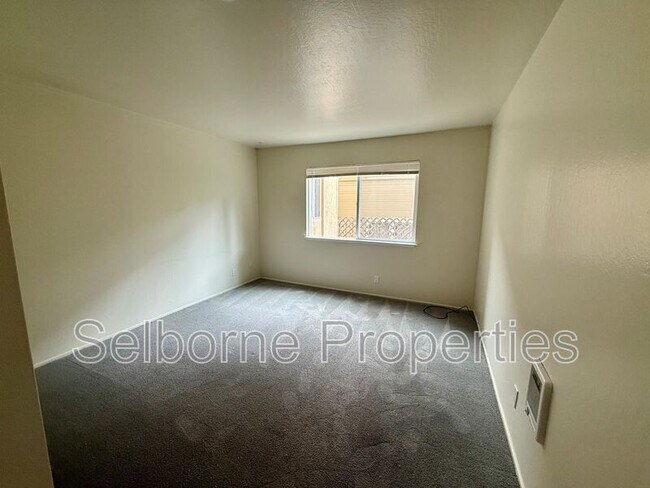 Building Photo - 121 41st St