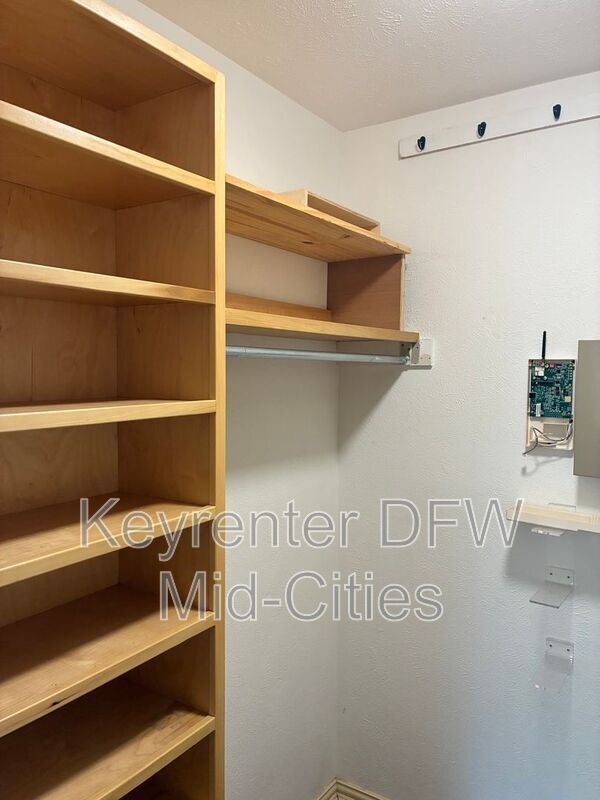 Building Photo - 3801 Hackberry Ln