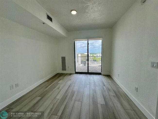 Building Photo - 1830 Radius Dr