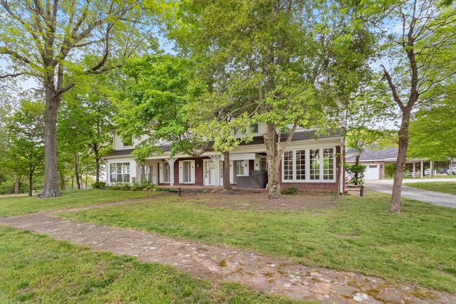 Building Photo - Unique, Charming and Spacious Fayetteville Home!