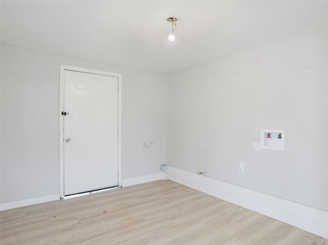 Building Photo - 1114 W 11th St