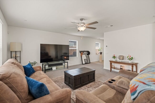 Building Photo - Multi-Generational Home!