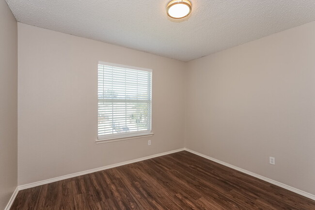 Building Photo - 1010 Hanover Dr