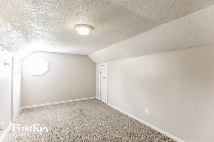Building Photo - 900 Maple Ln