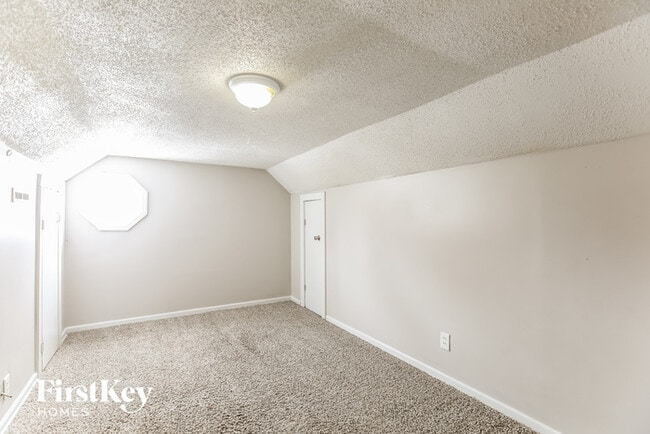 Building Photo - 900 Maple Ln